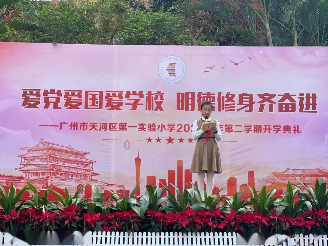 白色短款小衫搭黑色紧身牛仔裤，显身材又显成熟的气质，你喜欢吗？